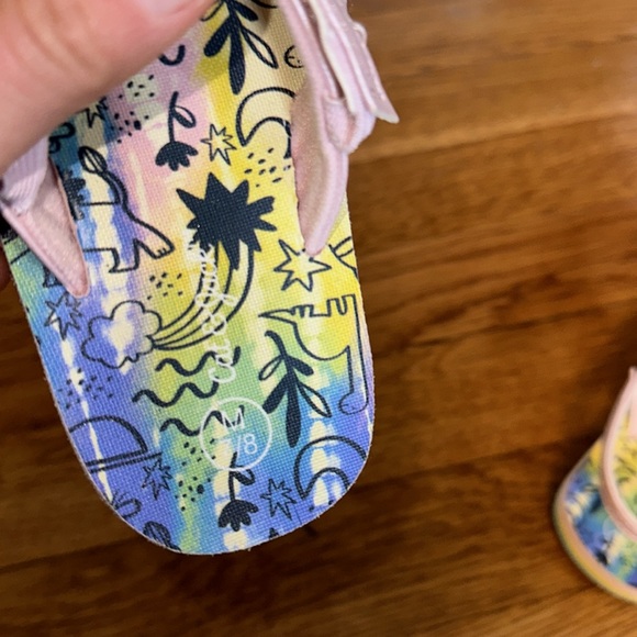 Cat and Jack flip flops with back strap size M 7/8 -worn once - Picture 3 of 4